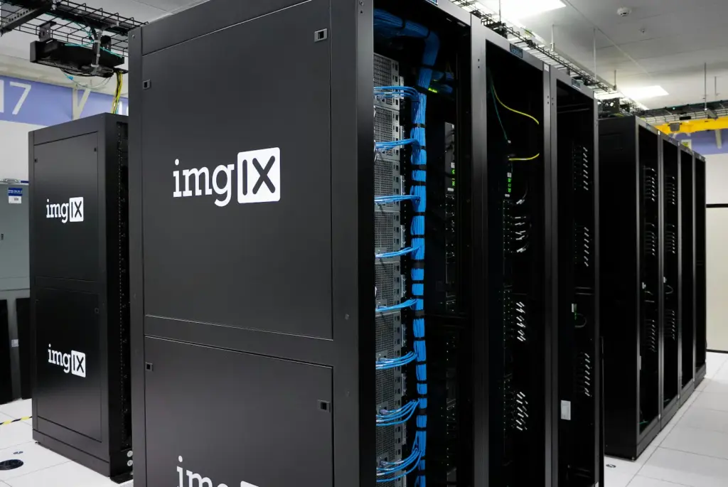 En rekke serverrack med synlige kabler og utstyr i et moderne datasenter.